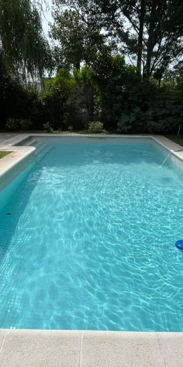 La pileta limpia, con el agua cristalina, después del mantenimiento
